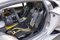 カーボンシェル採用の軽量バケットシート。こだわりのデザインとアルカンターラの表皮も優れたホールド性に寄与する。