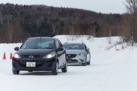 ドライビングポジションの重要性を体験するプログラムにおいて、前走車の先代「デミオ」に続いて林間コースに向かう「アテンザワゴン」。