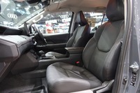 シートはサポートのサイズが大きくなり、表皮もニットのような現代的な素材に変わっている。日本仕様の上級グレードにはヒーターとベンチレーション機能が付くようだ。