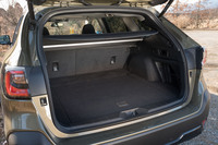 使いでのある荷室も新型「レガシィ アウトバック」の魅力。容量は561リッター(VDA法)で、後席をたたむと奥行き1982mm(フロア長1677mm)の空間が得られる。