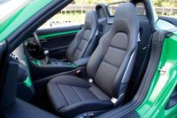 ヘッドレスト一体型のスポーツシート。試乗車のものには、オプションの18Way電動調節機構が備わっていた。