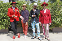 左からファッションインフルエンサーのユーゴ氏と筆者。そして彼の仲間たち。