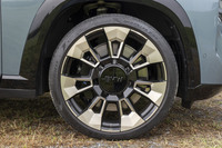 タイヤ&ホイールは23インチ。センターキャップにエンブレムはなく「BMW」の3文字が刻まれる。