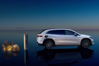 米国アラバマ州のタスカルーサ工場で生産される3列シート7人乗りのフルサイズ電動SUV「EQS SUV」。メルセデスEQブランドのフラッグシップで、日本には車両本体価格1542万円の「EQS450 4MATIC SUV」と、同1999万円の「EQS580 4MATIC SUVスポーツ」が導入される。