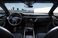 ※日本仕様は右ハンドルのみの設定。