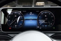 液晶メーターには専用オープニング画面が用意されるほか、メーターリングの盤面には「M」を重ねたマイバッハのエンブレムが表示され、リング自体も銅のような黄褐色となっている。