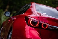 「Vモーショングリル」の採用に合わせ、リアコンビネーションランプも「スカイライン」伝統の丸目4灯デザインに回帰。従来型でリアバンパー上に配置されていたリフレクターが、同ランプユニット内に移動している。