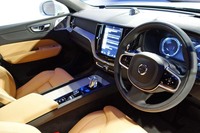 「T8 Twin Engine AWDインスクリプション」のインテリア。