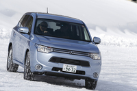 第226回:三菱が20年かけた4WD技術はダテじゃない!「アウトランダーPHEV」女神湖氷上試乗会リポート