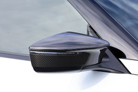 まだ発売されたばかりの新型「フェアレディZ」。試乗車に採用されていた用品のうちでも、取材の時点で発売済みのものはマフラーとブレーキパッド、カーボンドアミラー(写真)、キッキングプレートのみだった。