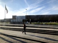 フィレンツェのサンタマリア・ノヴェッラ駅。現駅舎は1934年落成。設計は建築家集団のグルッポ・トスカーノによる。左側の明かり取り窓は、ファシズムの語源である「ファスケス(束)」をモチーフにしている。