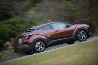 コースを走る「C-HR G」のプロトタイプ。デイリーユースにおける使いやすさにも配慮しており、最小回転半径は同クラスのハッチバック車並みの5.2m。FFでは、全高も立体駐車場に駐車可能な1550mmとなっている。