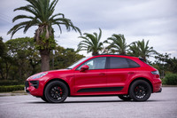 試乗車の外装色は「カーマインレッド」と呼ばれるオプションカラー。ボディーサイド下部のガーニッシュは外装色にかかわらずブラックで、フロントドア部分には「GTS」のロゴが入っている。