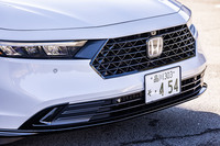 従来型と同じくロー&ワイドなプロポーションを採用。エクステリアデザインでは、力強い意匠のフロントフェイスと伸びやかで流麗なフォルム、加飾やラインに頼らないクリーンでシンプルな面構成などが新型「アコード」の特徴と紹介される。