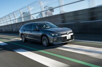 走行に用いるリチウムイオンバッテリーの電圧は352V、総電力量は25.7kWh。実際には、このうちの19.7kWhをEV走行時に使用する。