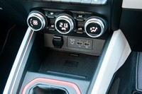 シフトセレクター前方にあるスマートフォンのワイヤレスチャージャーも「インテンス テックパック」専用。