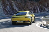 後輪駆動の「カレラS」は、4WDの「カレラ4S」よりも50kg軽量である。この車両重量の差と駆動方式の違いは体感可能。タイトなS字コーナーの切り返しなどで、カレラSの身のこなしの方が身のこなしが軽く感じられた。