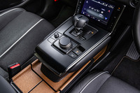 シフトセレクター横に走行モードの切り替えスイッチを配置。走行モードはデフォルトの「ノーマル」、EV走行を優先する「EV」、ロータリーエンジンを稼働させ積極的に充電を行う「チャージ」の3つが設定されている。