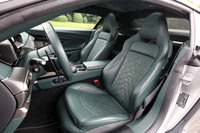 堂々としたボディーサイズの持ち主ながら、キャビン内は完全に2人乗り。シートの後方は手荷物を置くスペースとなっているが、そこも丁寧にレザーで覆われていた。