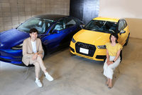 ラジオDJ/キャスターのサッシャさん(左)とモータージャーナリスト藤島知子さん(右)。今回、愛車を前に「クルマの楽しみ方やカーライフでのこだわり」などについて語ってもらった。