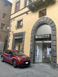 シエナの銀行前で。民間警備会社の「C3」。2020年5月に撮影。