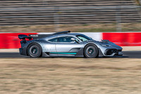 運転に複雑なところは一切ない。シフトパドルをDに引き、アクセルペダルを踏んで発進。EV走行時の操縦も容易で、これなら常用に耐えられる。ステアリング機構はサーボによって操舵をサポート。穏やかなアンダーステア傾向の調律には、“普通のクルマ”にも通じるところを感じる。