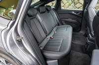 後席は座面も背もたれも堂々としたサイズ。電気自動車らしくフロアはおおむねフラットだが、中央のフロアマットが省かれているのがちょっと気になる。