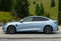 「シール」のサイドビュー。キャビンがいささか長いことを除けば、ロングノーズ、ショートデッキの典型的なFRセダン(エンジンは積んでいないけど)だ。