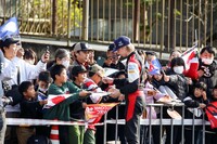 リグループでサイン攻めにあうカッレ・ロバンペラ。実は2023年のWRCはもうタイトルが決定していて、ドライバーではロバンペラ、コドライバーでは彼の相棒のヨンネ・ハルットゥネン、マニュファクチュアラーではトヨタがチャンピオンとなっている。