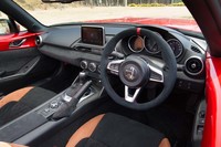 インテリアの基本的なつくりは「ロードスター」と変わらない。ステアリングのホーンボタンには、「MITSUOKA」ロゴとエンブレムが備わる。