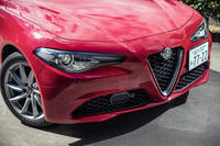 押し出し感の強いフロントまわり。フェンダー(フロント)の素材にはアルミニウムが採用されている。