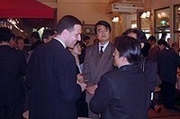 写真上:35歳でシトロエン・ジャポンの社長に就任したフィリップ・クラブロル氏。
写真下:銀座「カフェオディール」にて開かれたパーティ会場にて、談笑するクラブロル社長(左手手前)