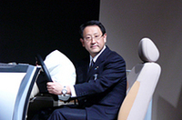 エアバッグが開き、ヘルプネットに自動的につながるというデモンストレーション。実演するのは、トヨタ自動車の豊田章男専務取締役。
