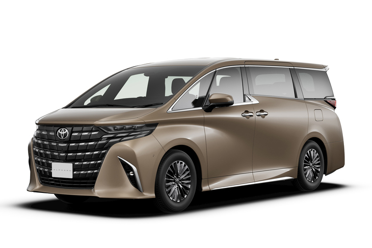 「アルファード」の上級グレード「エグゼクティブラウンジ」。外装では、17インチホイールやサイドマッドガードのメッキモールなどで「Z」と見分けられる。写真の車体色「プレシャスレオブロンド」は、現状では「アルファード」のみの専用色となる。