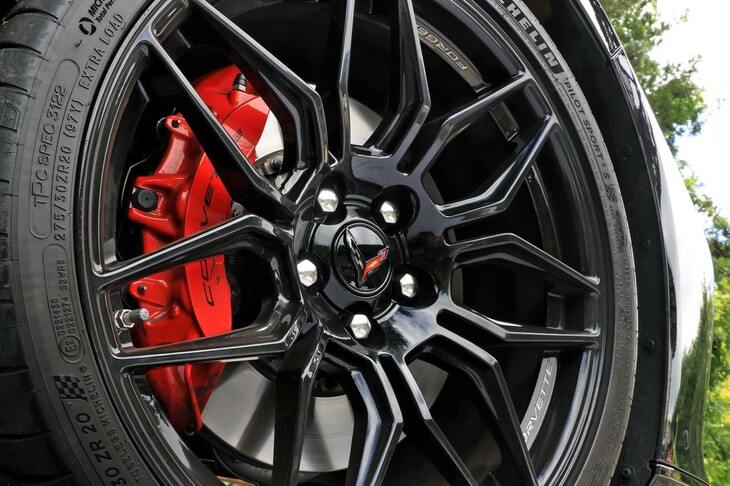 足もとには軽量・高剛性な鍛造アルミホイールを装着。ブレーキには前:φ370mm、後ろ:φ380mmの大径ディスクローターを装備しており、さらにフロントキャリパーのピストン数をスタンダードモデルの4つから6つに増やすなど、サーキット走行も想定して強化されている。