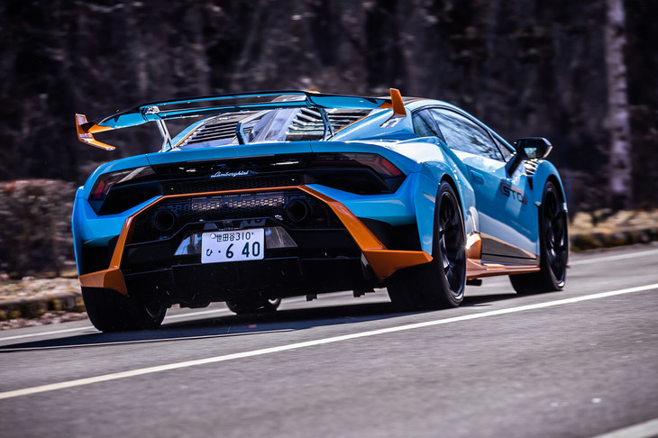 MR方式を採用する「ウラカンSTO」のパワーウェイトレシオは2.09kg/PS。パフォーマンスについては0-100km/h加速タイムが3.0秒、0-200km/h加速タイムが9.0秒、最高速度が310km/hに達すると発表されている。