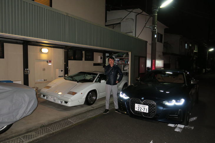 共同所有により半分だけ愛車になった白い「ランボルギーニ・カウンタック25thアニバーサリー」(左)と、「BMW M440i xDriveクーペ」(右)の2ショットをわが家のガレージ前にて撮影。この後M440iで首都高に繰り出した。