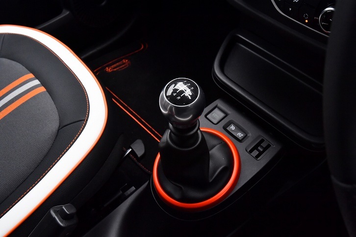 トランスミッションは今回試した5段MTのほかに、6段EDCも設定されている。