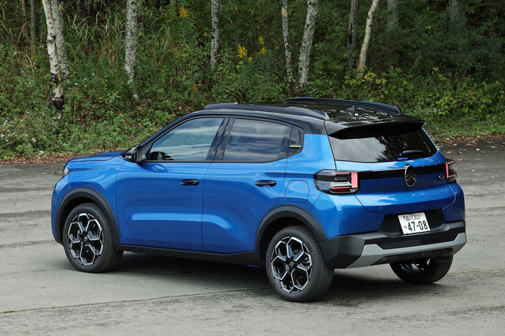 上位グレード「マックス」は、ボディー色とルーフ色が異なるバイトーンカラーが標準仕様となる。今回の試乗車は、「ブライトブルー」の外板にブラックのルーフカラーが組み合わされていた。