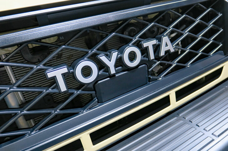 フロントの「TOYOTA」バッジの下にも、先進運転支援システム(ADAS)のミリ波レーダーが。