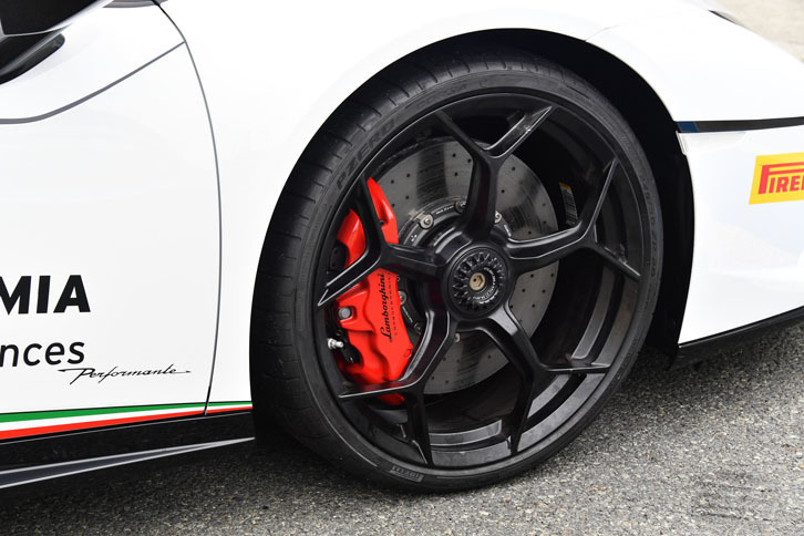 タイヤサイズは前が245/30ZR20(写真)で、後ろが305/30ZR20。タイヤの銘柄は「ピレリPゼロ コルサ」。