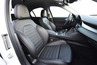 「ヴェローチェ」には専用のスポーツレザーシートが装着される。