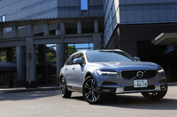 「V90クロスカントリー」のボディーカラーは、写真の「マッセルブルーメタリック」を含む全14色がラインナップされる。