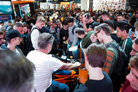 人気車種のまわりは、常に“またがり待ち”の人であふれている。わずか数秒、長くても20〜30秒ほどだが、来場者はステップに立ち、タンクに伏せ、レバーを握り、体を車体の両サイドに傾け、車体のフィーリングを確かめる。