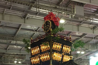 檜原村産の杉を活用した太鼓の下には、東京都の全市区町村の名を記したちょうちんが並ぶ。