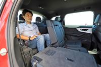 3列目シートは、他の3列SUVと同じく広さ、快適性ともにエマージェンシー用といった趣。装備すると70kg(「Sライン」は40kg)の重量増となる。