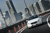 「V40」の駆動方式は、エンジンの種類やグレードの違いに関わらず全車FFとなる。