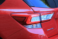 「インプレッサスポーツ1.6i-L EyeSight」には、急ブレーキをかけた際にハザードランプを点滅させて後続車の注意を促す「エマージェンシーストップシグナル」が標準装備される。