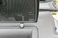 ボンネット下の収納スペースに隠れた1頭目のムース。