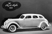 1934年にクライスラーがリリースした「エアフロー」。空力性能を考慮した画期的なデザインのクルマだったが、あまりに先進的すぎて市場には受け入れられなかった。
